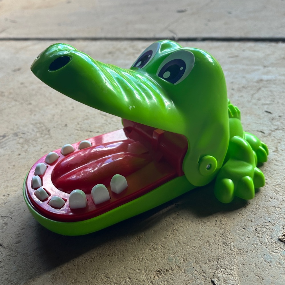 Snapping alligator toy